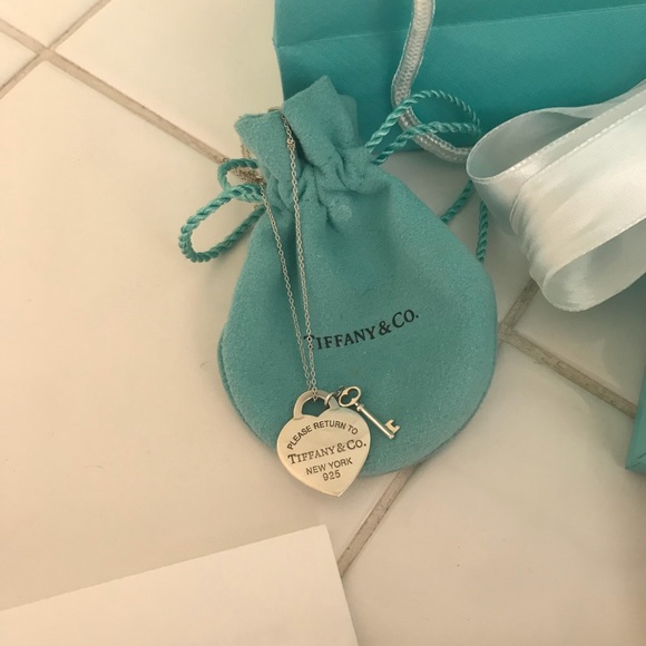 Tiffany and Co. heart and key neckless - Picture 2 of 3